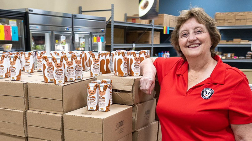 Volunteer_806x453px.jpg Volunteers providing milk and fresh food at a community pantry